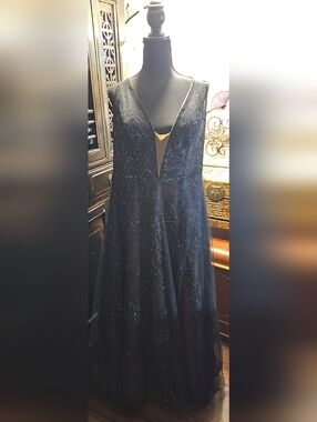 GALINA SIGNATURE Black Sparkle V-Neck A-Line Prom Dress. Very Beautiful! Size 16